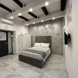 https://casa-tolentino-al-centro-di-napoli.hotels-amalfi.com